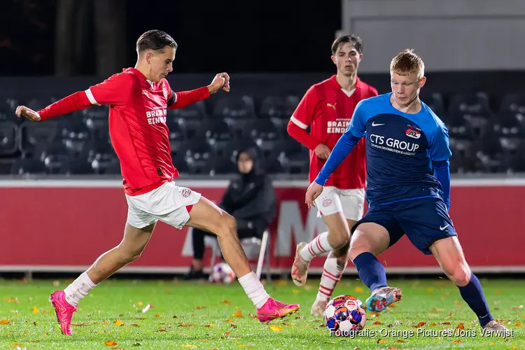 Jong AZ in linkerrijtje na winst op PSV-beloften