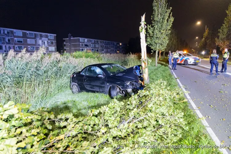 Auto crasht tegen boom in Wormer