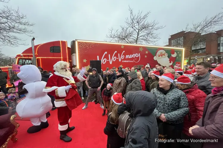 Groot feest in Wormerveer bij de Vomar Kersttruck met gratis kerstpakketten en sneeuw