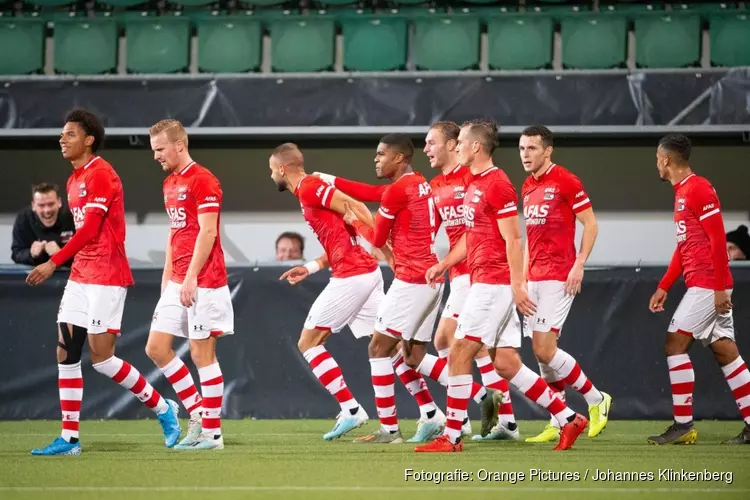 AZ blijft meedraaien in top na winst op FC Twente