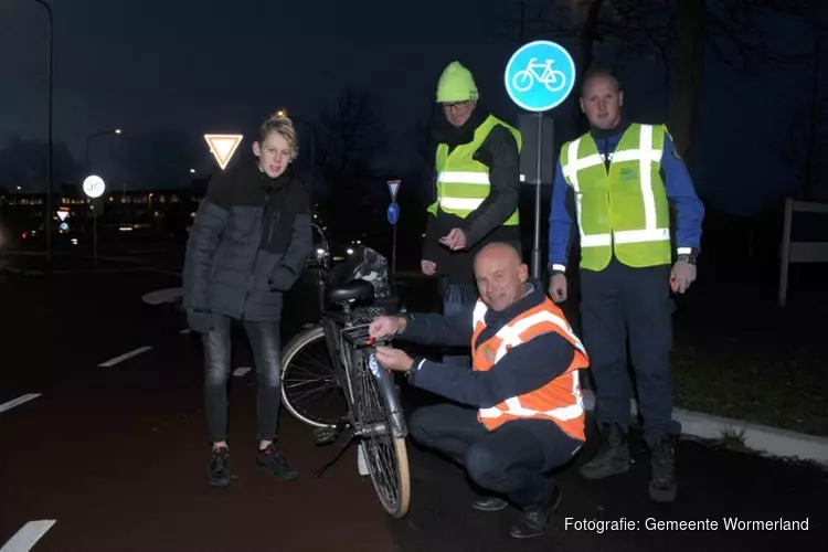 Gemeente Wormerland controleert fietslichten voor Ik val op! campagne