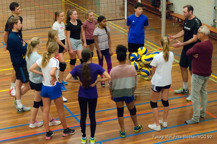 Zaanstad-heren-1 geeft volleybalclinic bij VCC