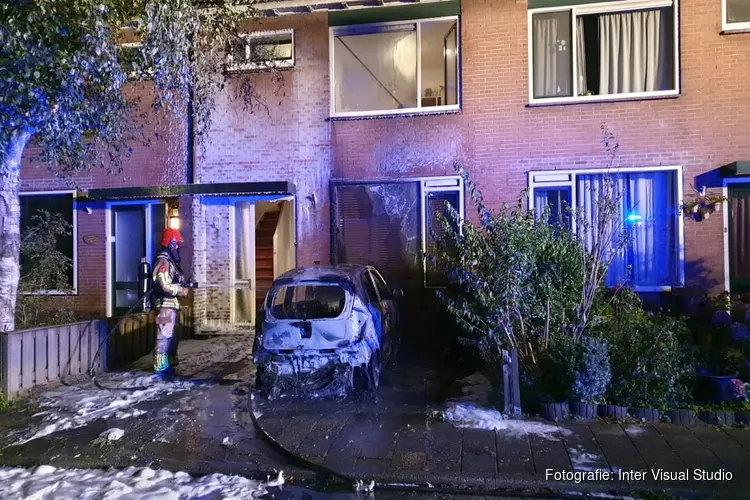 Auto in brand in Jisp: gevaarlijke situatie