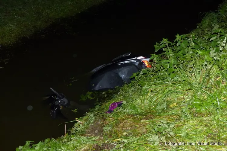 Bromfietsster te water in Westknollendam