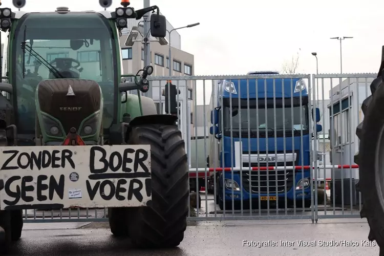 Boeren blokkeren distributiecentrum Albert Heijn in Zaandam