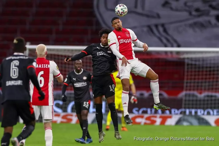 Haller helpt Ajax langs PSV en naar halve finale