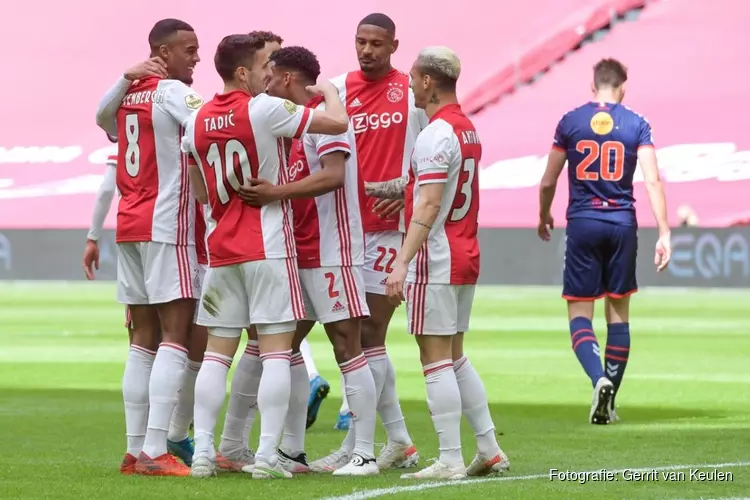 Ajax pakt 35e landstitel na ruime winst op FC Emmen