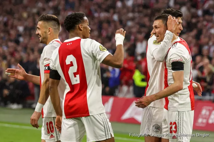 Ajax pakt 36e titel tegen onmachtig SC Heerenveen