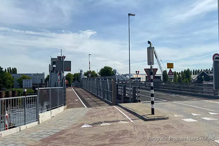 Tijdelijke brug over de Zaan open voor verkeer