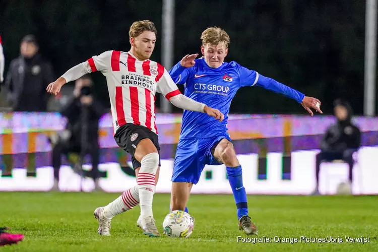 Jong PSV en Jong AZ vermaken in doelpuntrijk gelijkspel