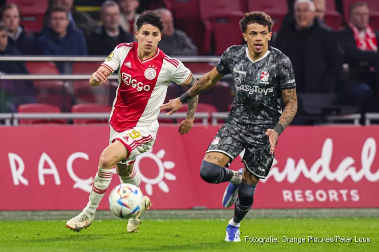 Ajax blijft tweede na zege op FC Emmen