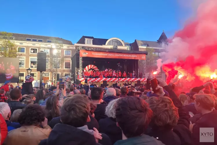 AZ onder 19 groots gehuldigd op Waagplein