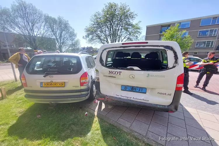 Taxichauffeur verliest controle en veroorzaakt ravage in Wormer