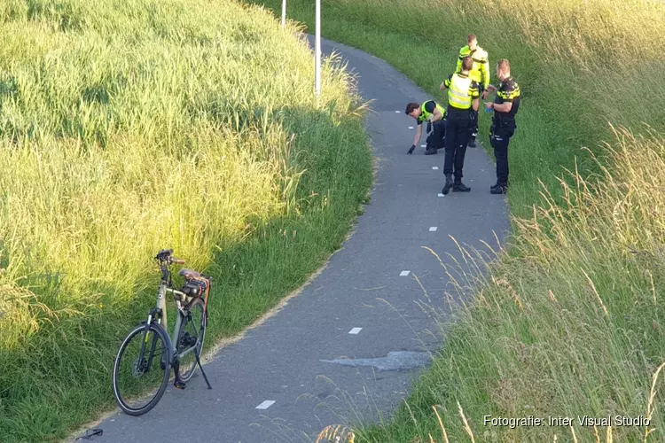Fietser buiten bewustzijn na ongeluk op fietspad in Wormer