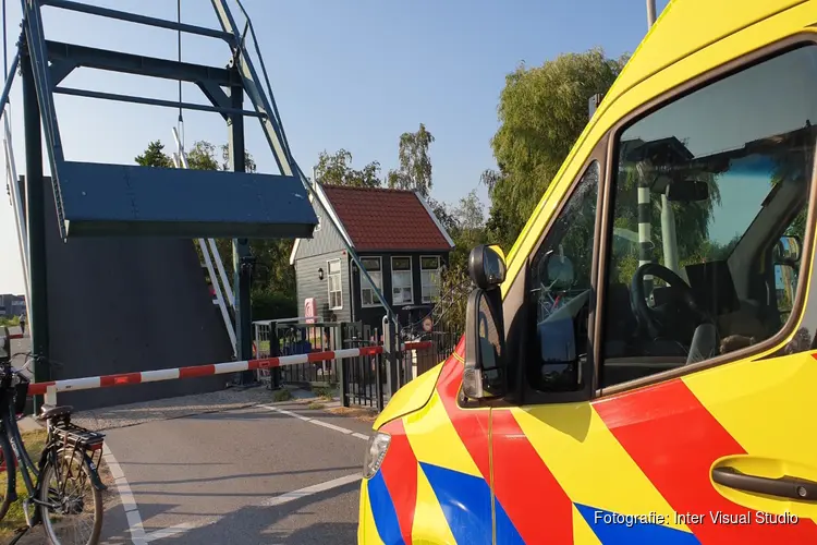 Persoon te water in Wormer, ambulance gestremd door openstaande brug