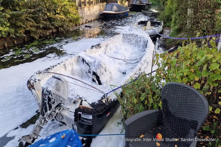 Sloep door brand beschadigd in Wormer